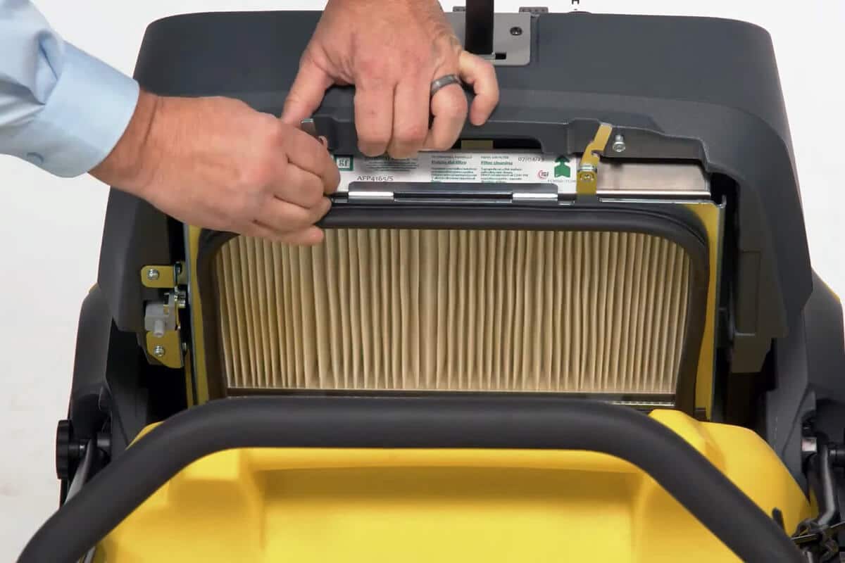 Staubfilter prüfen und reinigen
